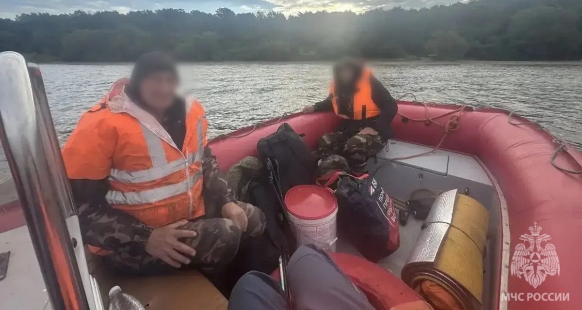 Двое рыбаков застряли на острове в Калининградском заливе, когда их лодку унесло течением