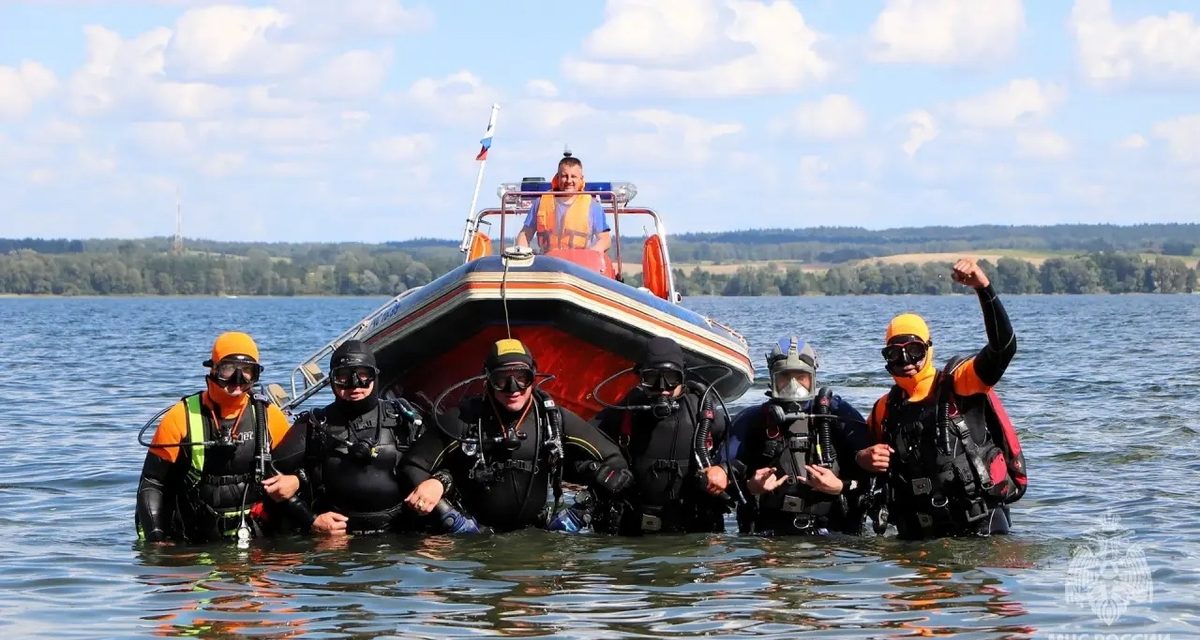 Водолазы МЧС провели по три часа под водой на Виштынецком озере