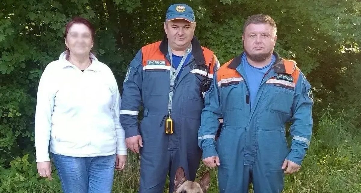 Под Зеленоградом спасатели вывели из леса заблудившуюся женщину