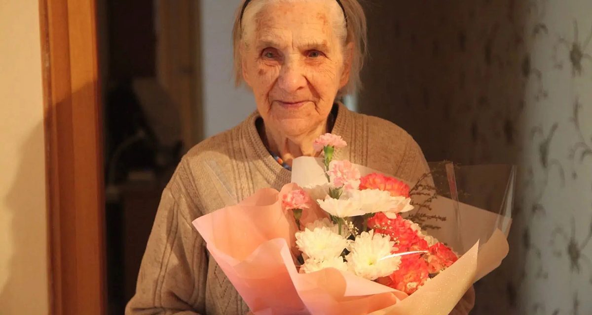 Жительница Балтийска встретила 100-летие и получила открытку с подписью Путина