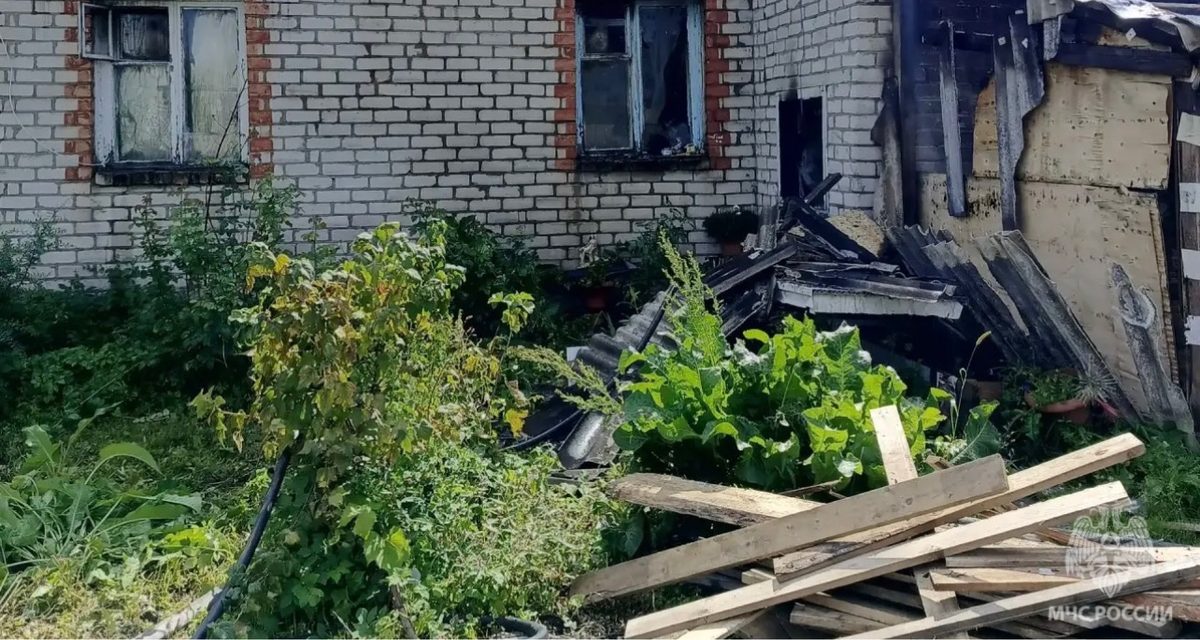 В посёлке Ново-Московское полностью выгорела квартира и кровля жилого дома
