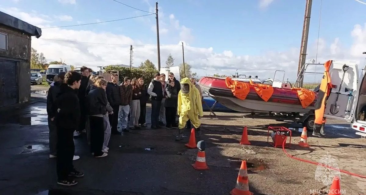 Школьники в Калининграде и Мамоново примерили экипировку спасателей и увидели работу собак-поисковиков