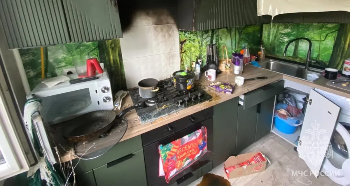На Южном бульваре пожарные спасли мужчину из квартиры с обгоревшей плитой